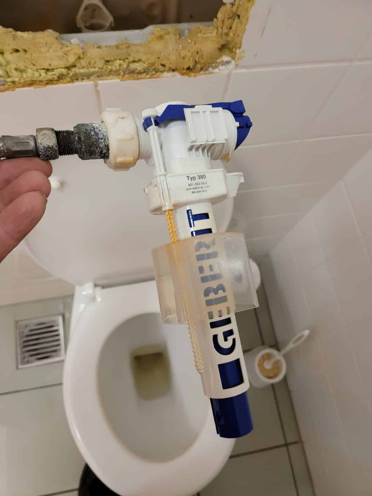 Geberit Spülkasten läuft durch in München Raparatur und Entkalkung (3)